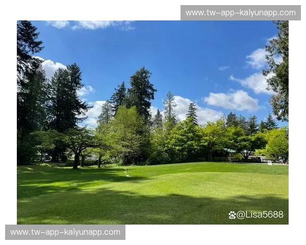 草地赛季微博热议：绿意盎然中的赛场新风尚